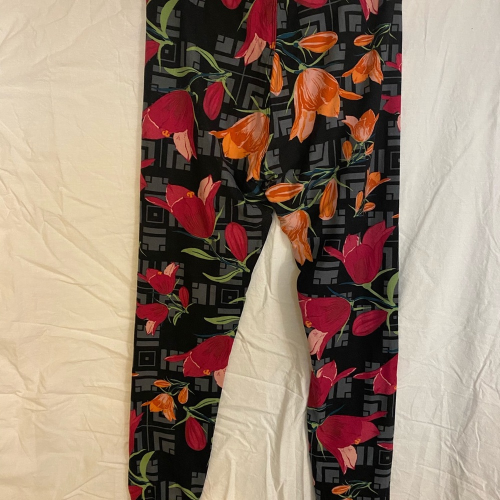 LuLaRoe pretty tulip print leggings. Size OS